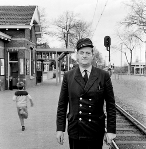 126290 Portret van J. van Dijk, chef van het N.S.-station Soestdijk te Soest op het perron van zijn station.